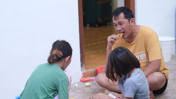 Hanung Bramantyo dan anak-anaknya