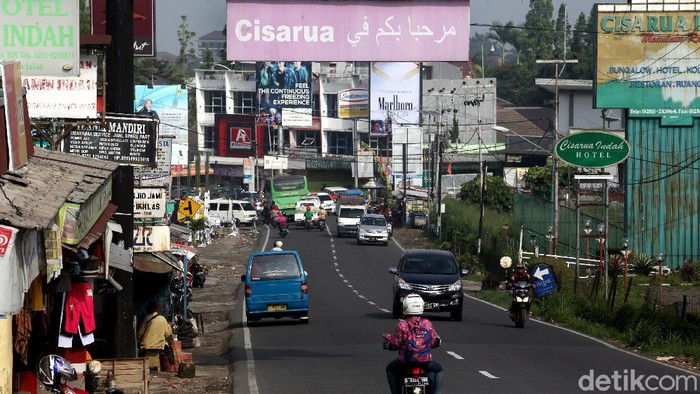 Kawasan Puncak punya daya tarik tersendiri bagi wisatawan Timur Tengah. Kehadiran para turis itu tak hanya beri warna baru tapi juga ubah wajah kawasan Puncak.