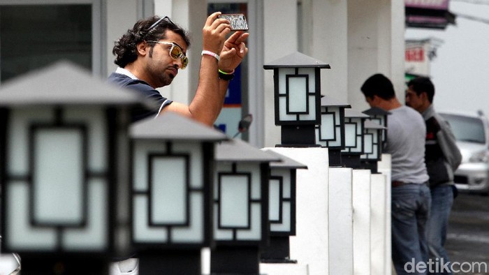 Yalangoch etuk metresslar uyda tort oyoqqa turib oldi