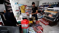 Sebelumnya, para turis Timur Tengah memilih destinasi wisata di kawasan Puncak, Bogor, tepatnya di Warung Kaleng dan Ciburial. Keduanya terletak di sekitar pintu masuk kebun binatang Taman Safari Indonesia. Kehadiran wisatawan Timur Tengah ke daerah ini dimulai sejak 1985. Turis dari Arab Saudi, Kuwait, Iran, Irak, dan Maroko memenuhi tempat ini pada musim-musim tertentu, seperti sehabis musim haji, hari raya Maulid Nabi, dan pertengahan bulan Maret. Rengga Sancaya/Detikcom.