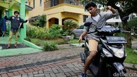 Di daerah Cipanas, Kota Bunga bisa dikatakan sebagai pusat berkumpulnya para wisatawan Timur Tengah. Puluhan bangunan vila dimiliki oleh pengembang besar dengan tema kota-kota di luar negeri, seperti Vila Birmingham, Vila Swiss, Vila Osaka, dan Vila Little India. Penduduk sekitar juga mengembangkan vila di luar Kota Bunga. Harga sewa untuk turis Arab tentu berbeda dengan tarif buat turis lokal. Biasanya harga menjadi dua kali lipat jika penyewanya adalah orang Arab. Dikhy Sasra/Detikcom.  