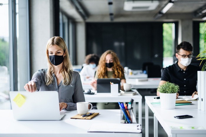 Contoh surat pengunduran diri. Foto: Getty Images/iStockphoto/Halfpoint Contoh surat pengunduran diri. Foto: Getty Images/iStockphoto/Halfpoint