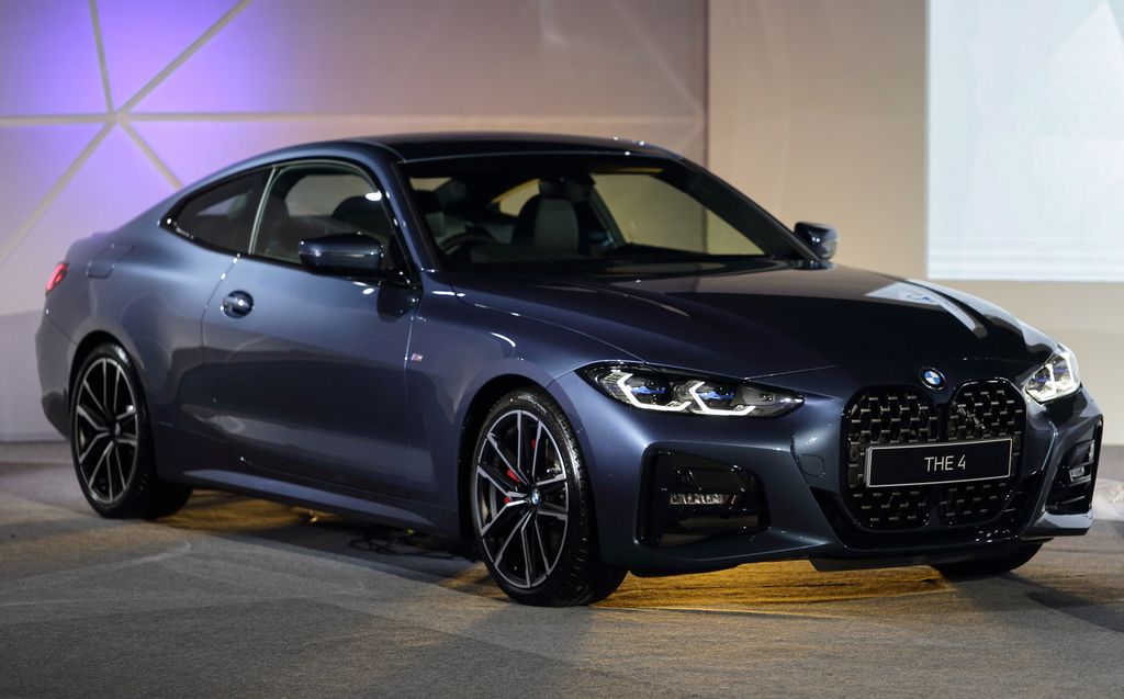 BMW Indonesia resmi meluncurkan sedan teranyarnya yakni BMW Seri 4. Model ini diperkenalkan di tanah air dengan dua type. Harganya mulai Rp 1,3 miliar.