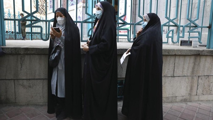 Iran gelar pemilihan presiden hari ini. Proses pemungutan suara pun digelar dengan terapkan protokol kesehatan karena diselenggarakan di masa pandemi COVID-19.
