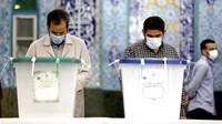 Dalam pemilihan presiden kali ini, warga Iran akan memilih pengganti Presiden moderat Iran Hassan Rouhani, yang tidak dapat mencalonkan diri lagi setelah menjalani dua periode masa jabatan empat tahun berturut-turut, dan akan meninggalkan kantor kepresidenan pada Agustus mendatang. AP Photo/Ebrahim Noroozi.