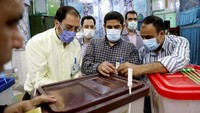 Warga pun berbondong-bondong mendatangi tempat pemungutan suara untuk memilih pengganti Presiden Hassan Rouhani. AP Photo/Ebrahim Noroozi.