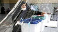 Sejumlah protokol kesehatan diterapkan guna mencegah penyebaran virus Corona selama berlangsungnya pemungutan suara. AP Photo/Ebrahim Noroozi.