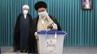 Kekuasaan tertinggi di Iran terletak pada pemimpin tertinggi, Ayatollah Ali Khamenei, tetapi presiden memiliki pengaruh yang signifikan dalam berbagai isu mulai dari kebijakan industri hingga urusan luar negeri. Kandidat presiden yang paling diunggulkan, Ebrahim Raisi dikenal dekat dengan Khamenei. Jika terpilih, Raisi telah berjanji untuk mengatasi kemiskinan dan korupsi, masalah penghinaan dan diskriminasi. Awalnya ada hampir 600 kandidat yang mencalonkan diri, tapi kemudian dikurangi menjadi hanya tujuh kandidat oleh Dewan Wali. Office of the Iranian Supreme Leader via AP.
