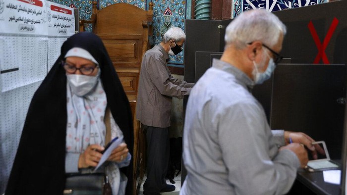 Iran Gelar Pemilihan Presiden di Tengah Pandemi COVID-19 Iran gelar pemilihan presiden hari ini. Proses pemungutan suara pun digelar dengan terapkan protokol kesehatan karena diselenggarakan di masa pandemi COVID-19.