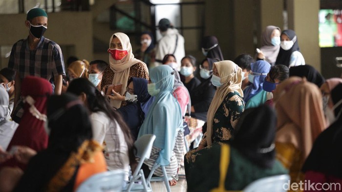 Jakarta Gencar Vaksinasi Massal di Tengah Melonjaknya Kasus Corona Program vaksinasi COVID-19 terus digencarkan di kawasan Ibu Kota. Vaksinasi massal itu dilakukan untuk memenuhi target 1 juta vaksinasi per hari.