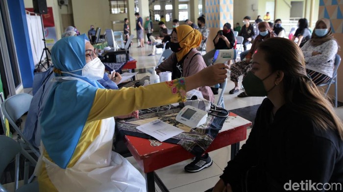 Jakarta Gencar Vaksinasi Massal di Tengah Melonjaknya Kasus Corona Program vaksinasi COVID-19 terus digencarkan di kawasan Ibu Kota. Vaksinasi massal itu dilakukan untuk memenuhi target 1 juta vaksinasi per hari.