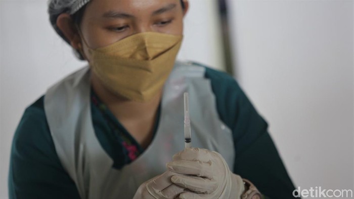 Jakarta Gencar Vaksinasi Massal di Tengah Melonjaknya Kasus Corona Program vaksinasi COVID-19 terus digencarkan di kawasan Ibu Kota. Vaksinasi massal itu dilakukan untuk memenuhi target 1 juta vaksinasi per hari.