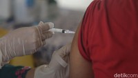 Vaccine hesitancy juga menjadi sorotan Dicky. Vaccine hesitancy adalah kondisi ketika orang tidak mau atau belum mau divaksinasi akibat pengaruh teori konspirasi, ragu-ragu, atau masih menunggu masukan dokternya.