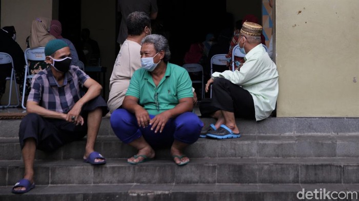 Program vaksinasi COVID-19 terus digencarkan di kawasan Ibu Kota. Vaksinasi massal itu dilakukan untuk memenuhi target 1 juta vaksinasi per hari.