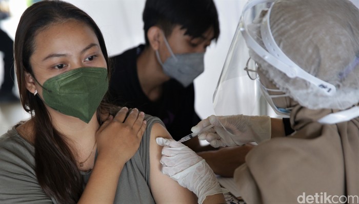 Program vaksinasi COVID-19 terus digencarkan di kawasan Ibu Kota. Vaksinasi massal itu dilakukan untuk memenuhi target 1 juta vaksinasi per hari.