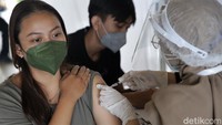 Seorang warga tengah menerima vaksin COVID-19 di Rusun Jatinegara Barat, Jumat (18/6/2021).