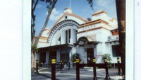 Penampakan Gedung Filateli yang berada di kawasan Jakarta Pusat. Gedung yang dibangun pada tahun 1921 hingga 1929 ini dirancang oleh seorang arsitek Belanda bernama JF von Haytema dengan gaya Art Deco. Dahulu gedung ini beroperasi sebagai gedung Post Telefon en Telegraf atau kantor pos. Kini gedung yang menjadi bagian dari Kantor Pos Pusat itu pun dijadikan sebagai bangunan cagar budaya.  