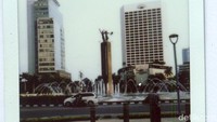 Pembangunan Bundaran HI digagas oleh Presiden Soekarno sebagai bagian dari persiapan penyelenggaraan Asian Games 1962 di Jakarta. Pembangunan Monumen Selamat Datang pun bukan tanpa alasan, Presiden Soekarno ingin ada sebuah monumen yang dapat menjadi representasi karakter bangsa Indonesia untuk menyambut para tamu yang tiba di Jakarta dalam rangka penyelenggaraan Asian Games. Rancangan awal monumen ini dikerjakan oleh Henk Ngantung yang merupakan Wakil Gubernur DKI Jakarta pada saat itu. Proses pembuatan monumen ini pun dipimpin oleh pematung kebanggaan Indonesia yakni Edhi Sunarso. Monumen Selamat Datang pun kemudian diresmikan Presiden Soekarno pada tahun 1962.