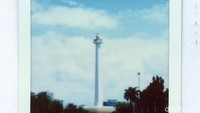 Selain dikenal sebagai salah satu ikon Kota Jakarta, Monas atau Monumen Nasional juga merupakan landmark yang cukup populer di Indonesia. Rancang bangunan Monas dibuat oleh arsitek Soedarsono, dan Prof. Dr. Ir. Roosseno sebagai penasihat konstruksi. Arsitektur Monas dan dimensinya mengandung banyak lambang khas budaya Indonesia. Seperti bentuk tugu yang menjulang tinggi melambangkan lingga dan pelataran cawan yang memiliki arti yoni. Lingga dan yoni juga melambangkan positif dan negatif, seperti pria dan wanita, air dan api, siang dan malam, atau langit dan bumi sebagai lambang alam yang abadi. Salah satu ikon terkenal dari Monas adalah pelataran puncak tugu api yang tak pernah padam. Hal itu melambangkan tekad bangsa Indonesia untuk berjuang yang tidak akan pernah surut.