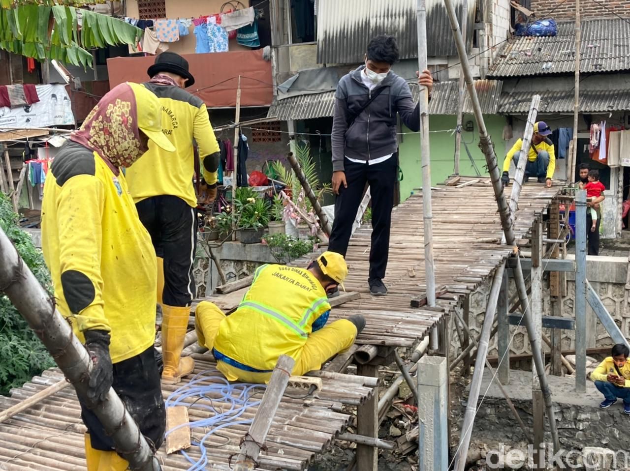 Jembatan bambu reyot di Kebon Jeruk mulai dibongkar, 18 Juni 2021. (Annisa Rizky Fadhila/detikcom)