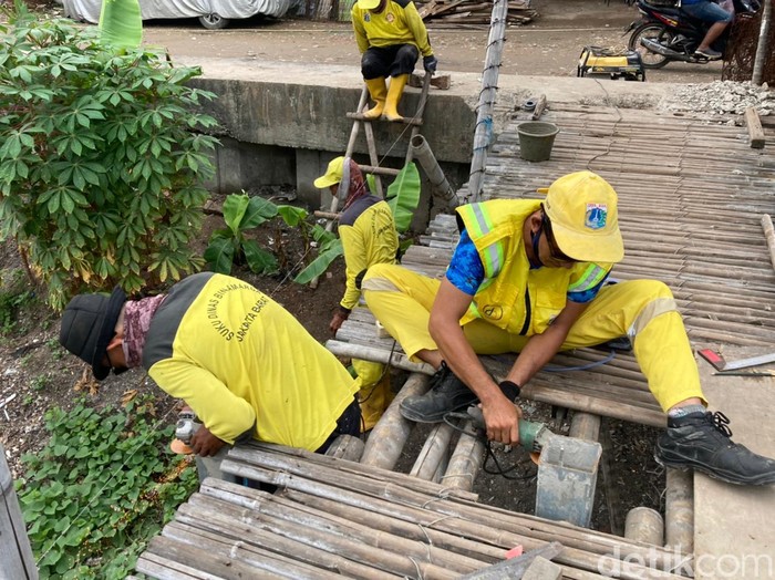 Jembatan bambu reyot di Kebon Jeruk mulai dibongkar, 18 Juni 2021. (Annisa Rizky Fadhila/detikcom)