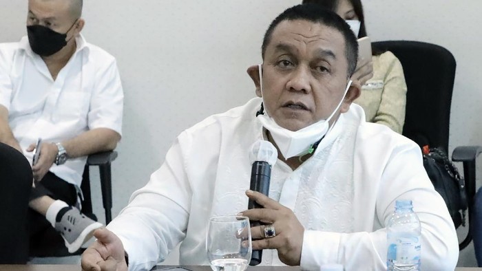 Kadinda Jabar Minta Munas Kadin Ditunda Ketua Kadin Jawa Barat Cucu Sutara meminta panitia Munas Kadin yang sejatinya digelar di Kendari pada 28-30 Juni 2021 mendatang itu ditunda karena meningkatnya kasus COVID-19.