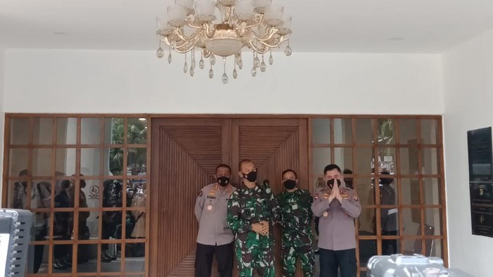 Kapolda Metro Irjen Fadil Imran dan Pangdam Jaya Mayjen TNI Mulyo Aji rapat terkait penanganan COVID-19 DKI Jakarta