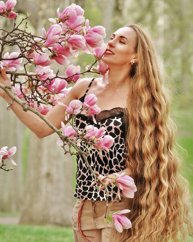 Kateryna ternyata tidak berambut panjang sejak kecil. Dulu bahkan ia sering dikira anak lelaki karena rambutnya sangat pendek. Karena itu, ia memutuskan untuk memanjangkan hingga sekarang mencapai 1,47 meter.  Foto: Instagram @kateno4eklala