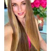 Wanita berambut panjang sering menarik perhatian pria. Karena rambutnya yang menjuntai bak Rapunzel, wanita bernama Kateryna Demers ini bukan hanya mendapat atensi tapi juga tawaran uang yang tidak sedikit. Ia mengaku banyak pria rela membayar hanya untuk memegang rambutnya. Foto: Instagram @kateno4eklala