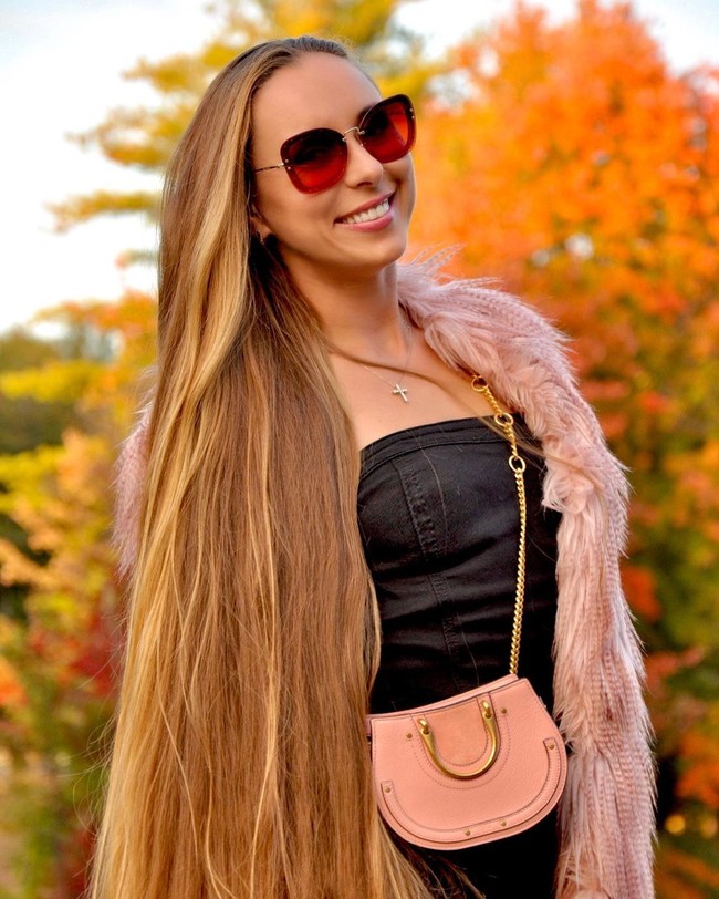 Kateryna adalah wanita asal Ukraina yang kini menetap di Inggris. Ia sudah memanjangkan rambut selama 10 tahun terakhir. Punya mahkota pirang yang panjang dan sehat, wanita itu sering menjadi model perawatan rambut. Foto: Instagram @kateno4eklala