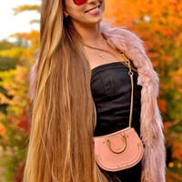 Kateryna adalah wanita asal Ukraina yang kini menetap di Inggris. Ia sudah memanjangkan rambut selama 10 tahun terakhir. Punya mahkota pirang yang panjang dan sehat, wanita itu sering menjadi model perawatan rambut. Foto: Instagram @kateno4eklala