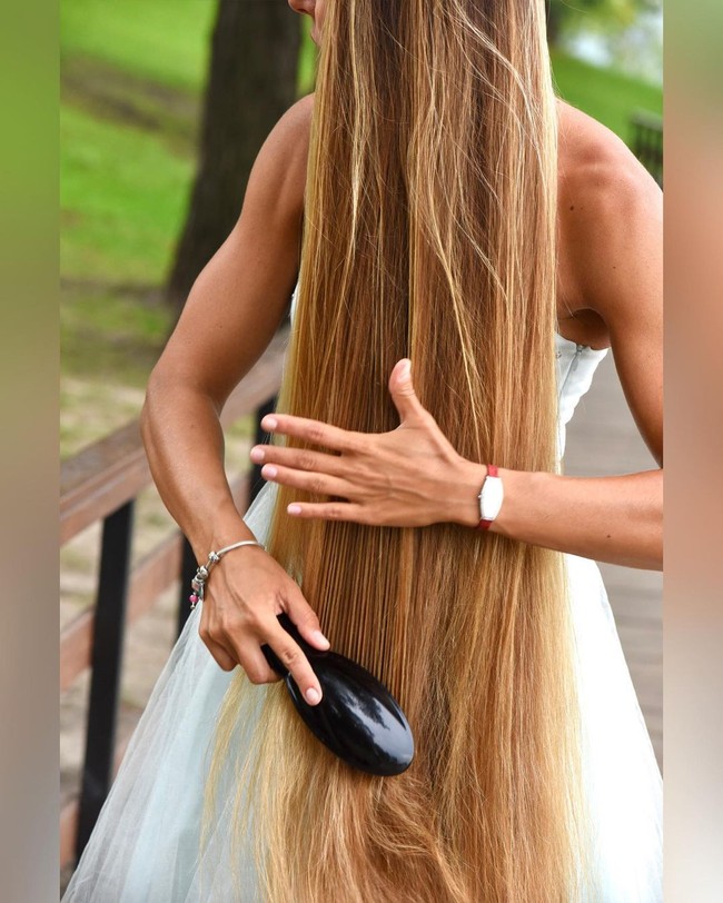 Meski bangga, Kateryna mengakui rambutnya sering mengundang atensi yang tidak diinginkan. Banyak orang datang padaku di publik dan mulai memegangnya tanpa izin. Itu aneh karena saat kamu melihat bokong atau payudara seorang wanita yang bagus kamu tidak datang dan menyentuhnya tapi orang tidak segan menyentuhkan jarinya ke rambut orang lain, Foto: Instagram @kateno4eklala