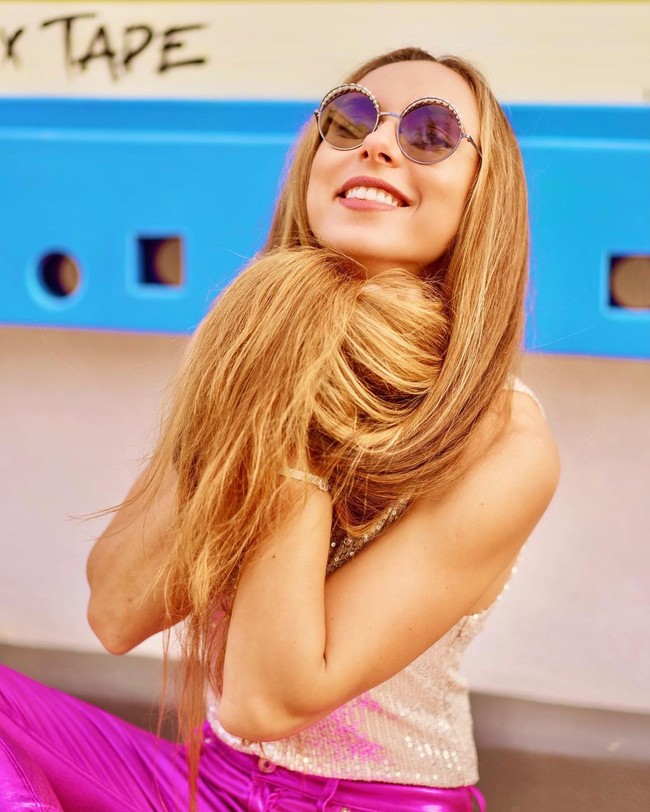 Ada di internet membuatku bertemu orang-orang kaya. Ada permintaan untuk memotong rambut dari pebisnis Jerman, dia mulai menawari uang £17.755 yang aku tolak, dia lalu menaikkan penawaran menjadi £355.181 jika aku membiarkannya menggunduli kepalaku, katanya dilansir Dailymail. Foto: Instagram @kateno4eklala