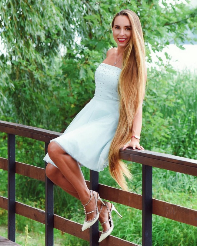 Diakuinya jika penawaran tersebut menggoda. Itu menggoda, uang sebanyak itu bisa membeli banyak wig dan tas, tapi akhirnya aku memutuskan untuk tidak melakukannya. Banyak pria dan beberapa wanita yang menawarkan uang untuk menyisiri atau menyentuh rambutku. Para pria juga bilang, Rambutku kelihatannya bagus untuk jadi bantal ungkap Kateryna. Foto: Instagram @kateno4eklala