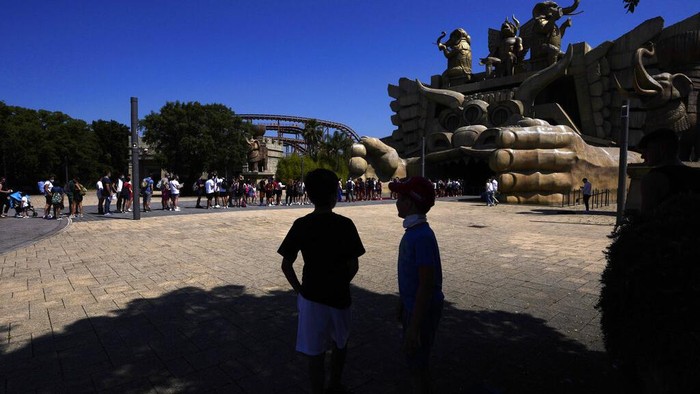 Kembali Dibuka, Warga Italia Ramai-ramai Bermain di Taman Hiburan Taman Hiburan Cinecitta World di Italia kembali dibuka untuk umum. Sebelumnya taman hiburan itu ditutup pada Oktober tahun lalu imbas pandemi COVID-19.