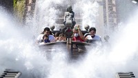 Sejumlah pengunjung tengah asyik menguji adrenalin saat bermain di salah satu wahana permainan yang berada di Taman Hiburan Cinecitta World, Italia, Kamis (17/6/2021) waktu setempat.