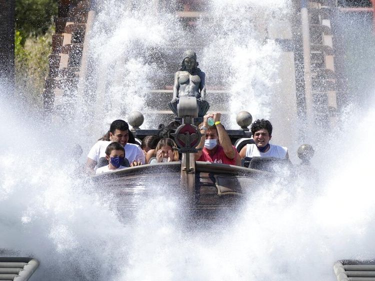 Kembali Dibuka, Warga Italia Ramai-ramai Bermain di Taman Hiburan