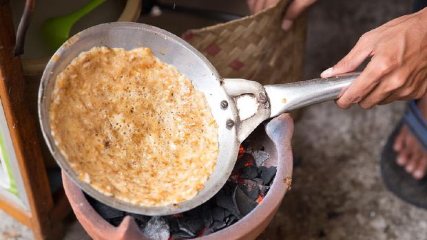 kerak telur. indonesian food made from egg and rice