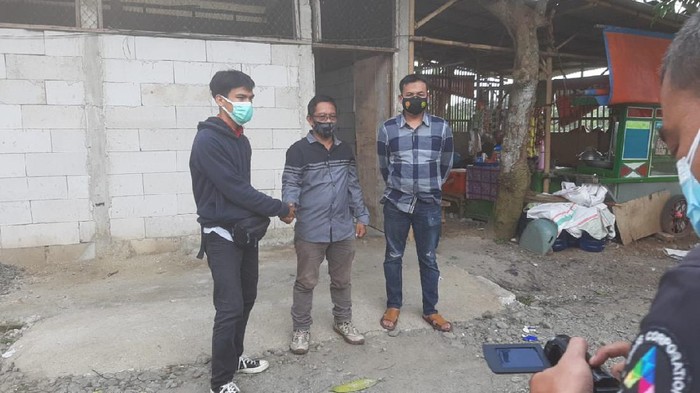 Konsumen dan kurir yang diancam diborgol di Tangerang berdamai. Foto dikirim Kapolres