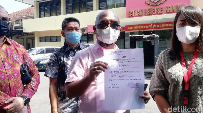 Kuasa hukum PT Persis Solo, Badrus Zaman menunjukkan surat laporan polisi soal dugaan pencemaran nama baik yang dilakukan eks PR berinisial MK, Jumat (18/6/2021).