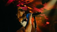Tentu, dapat berkolaborasi dengan Jamrud menjadi sesuatu yang membuatnya merasa gembira. Foto: Hartamurti/ dok. A Virtual Music Celebration