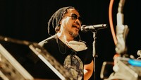 Menurut gue, Jamrud adalah salah satu musisi yang karier bermusiknya menyenangkan, ujar Kunto Aji. Foto: Hartamurti/ dok. A Virtual Music Celebration