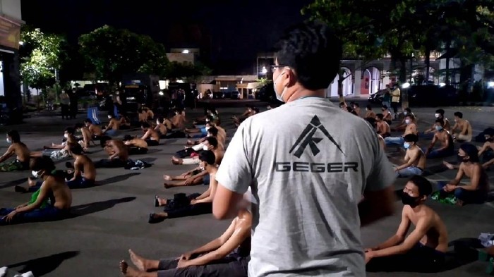 Langgar Prokes Saat Rayakan Ultah Persebaya, Puluhan Bonek Diamankan Puluhan bonek dan bonita diamankan polisi saat rayakan ulang tahun Persebaya ke-94 tadi malam. Mereka diamankan karena melanggar protokol kesehatan.