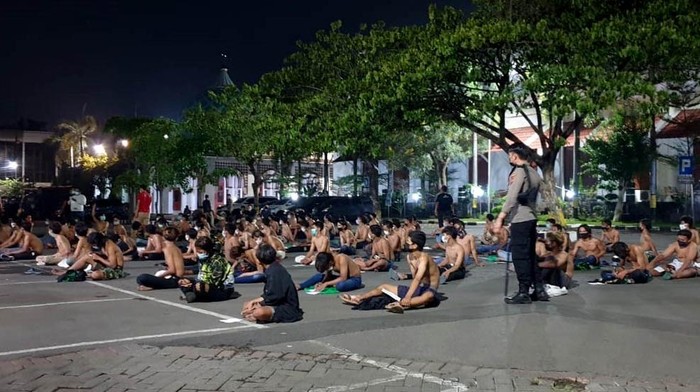 Puluhan bonek dan bonita diamankan polisi saat rayakan ulang tahun Persebaya ke-94 tadi malam. Mereka diamankan karena melanggar protokol kesehatan.