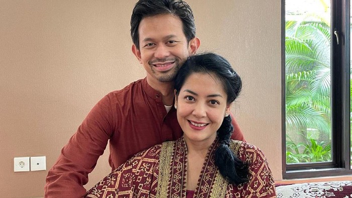 Lulu Tobing dan Suami
