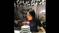 Nah kalau ini momen ulang tahun Lulu, cake bertingkat dengan tema monokrom menjadi pilihannya. Acara tiup lilin tak boleh terlewatkan ya. Foto: instagram @lutob