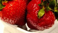 Beberapa momen makannya diposting lewat instagram. Termasuk buah favoritnya, strawberry. Wah terlihat segar banget nih. Foto: instagram @lutob