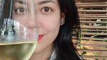 Manisnya Pose Lulu Tobing Saat Hangout dan Makan Bareng Keluarga