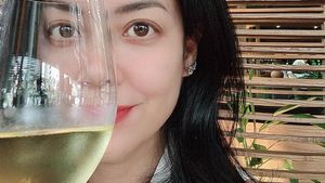 Manisnya Pose Lulu Tobing Saat Hangout dan Makan Bareng Keluarga
