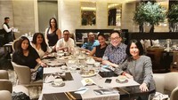 Tak hanya kulineran sendiri, Lulu Tobing juga terlihat sering makan bersama. Kumpul keluarga dan teman memang paling seru sambil makan.  Foto: instagram @lutob